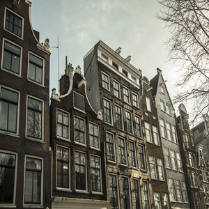 Image by mel_88 titled ’amsterdam, historical, old town’. Source: Pixabay